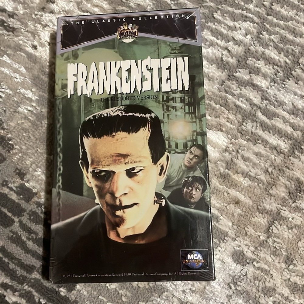 Two NEW in package Dracula & Frankenstein (Horror)classic collection VHS tapes - Picture 2 of 7
